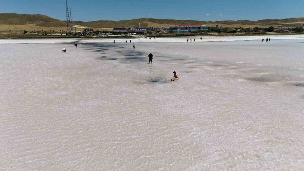 Tuz Gölü Pembe Renge Büründü, Turistler Bölgeye Akın Etti