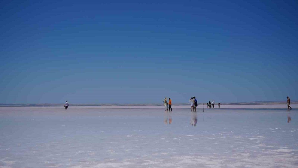 Tuz Gölü Pembe Renge Büründü, Turistler Bölgeye Akın Etti
