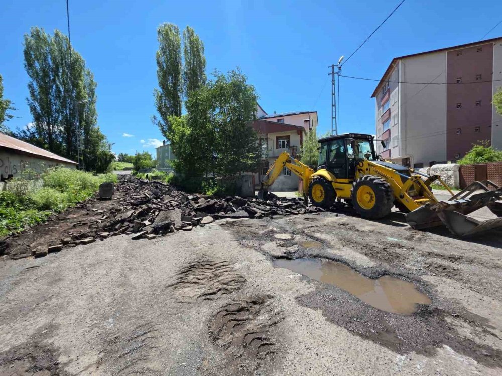 Ardahan’da Asfalt Yenileme Çalışmaları Başladı.. Kent Genelinde Eski Yollar Yenileniyor!