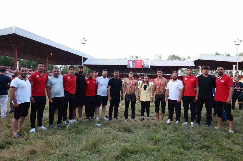 Başpehlivan Erkan Taş, Altın Kemerini Taktı