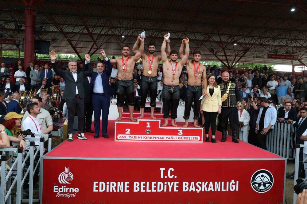 Başpehlivan Erkan Taş, Altın Kemerini Taktı