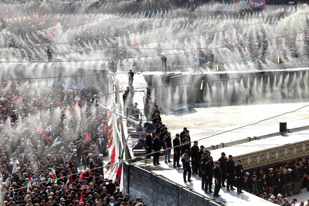 İran'da Cenaze Töreni Sürüyor.. Hamaney İçin Yüz Binlerce Kişinin Katıldığı Namaz Kılındı!
