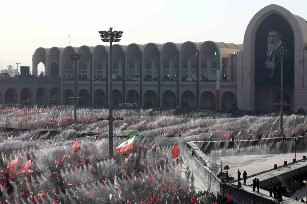 İran'da Cenaze Töreni Sürüyor.. Hamaney İçin Yüz Binlerce Kişinin Katıldığı Namaz Kılındı!