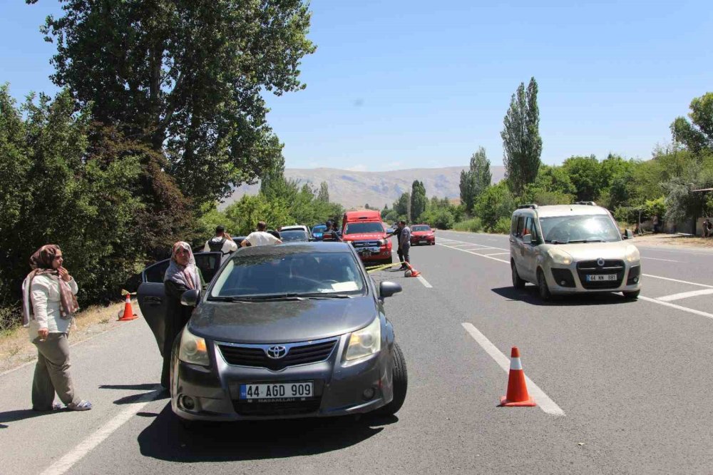 Malatya'da Otomobil Ağaca Çarptı: 2 Ölü, 4 Ağır Yaralı
