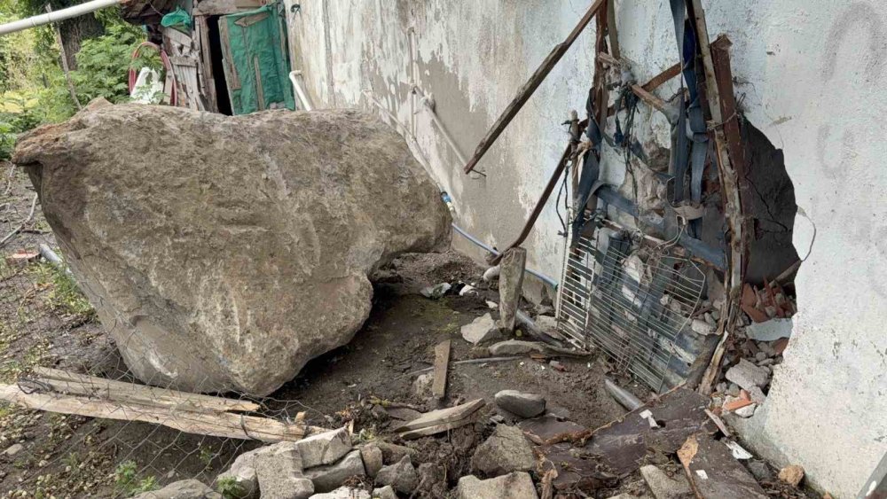 Devrilen Taş Yüklü Kamyonun Sürücüsü Öldü, Savrulan Taşlar Evin Duvarını Yıktı