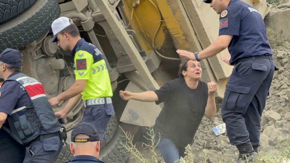 Devrilen Taş Yüklü Kamyonun Sürücüsü Öldü, Savrulan Taşlar Evin Duvarını Yıktı