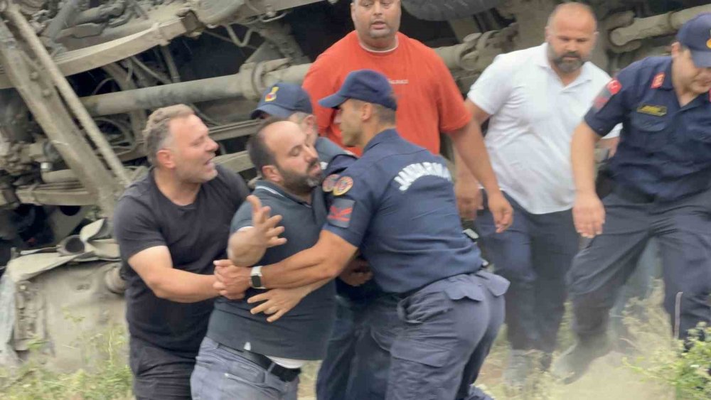 Devrilen Taş Yüklü Kamyonun Sürücüsü Öldü, Savrulan Taşlar Evin Duvarını Yıktı