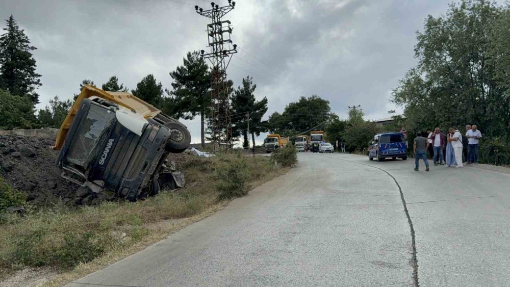 Devrilen Taş Yüklü Kamyonun Sürücüsü Öldü, Savrulan Taşlar Evin Duvarını Yıktı