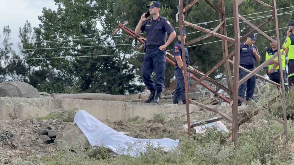 Devrilen Taş Yüklü Kamyonun Sürücüsü Öldü, Savrulan Taşlar Evin Duvarını Yıktı