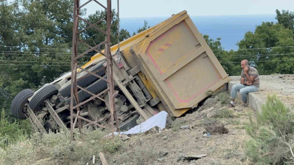 Devrilen Taş Yüklü Kamyonun Sürücüsü Öldü, Savrulan Taşlar Evin Duvarını Yıktı
