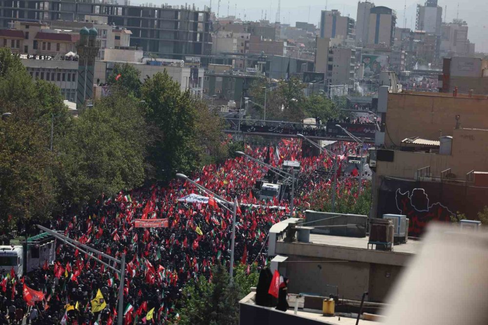 Hamaney’in Cenaze Alayı Milyonların Katılımıyla Başladı