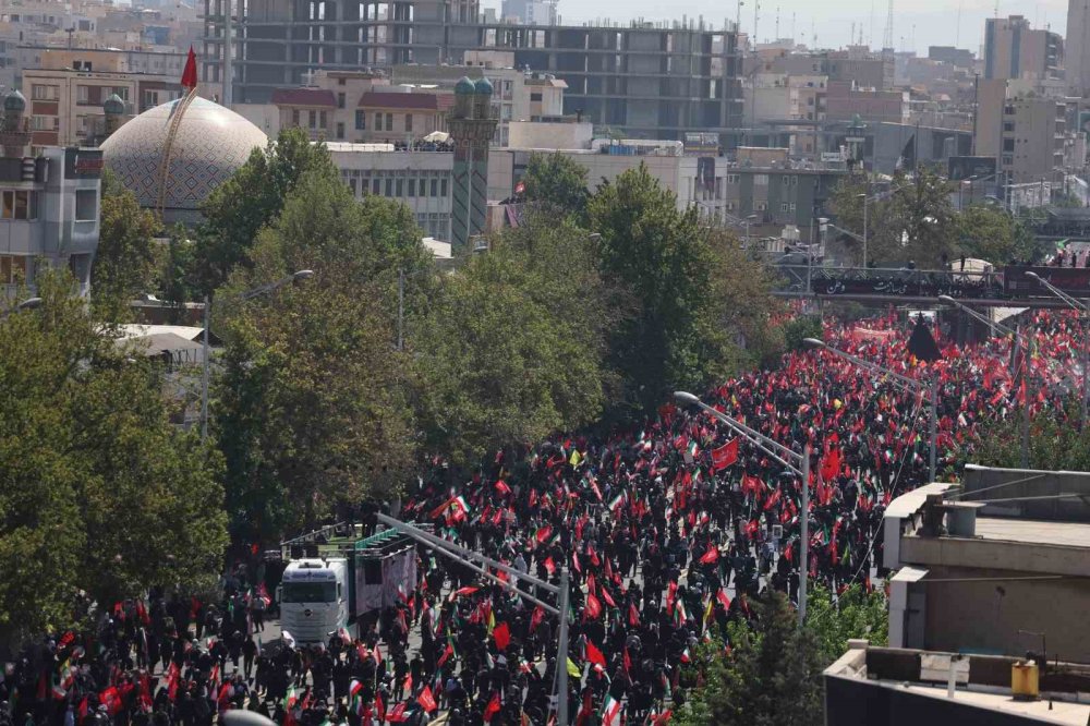 Hamaney’in Cenaze Alayı Milyonların Katılımıyla Başladı