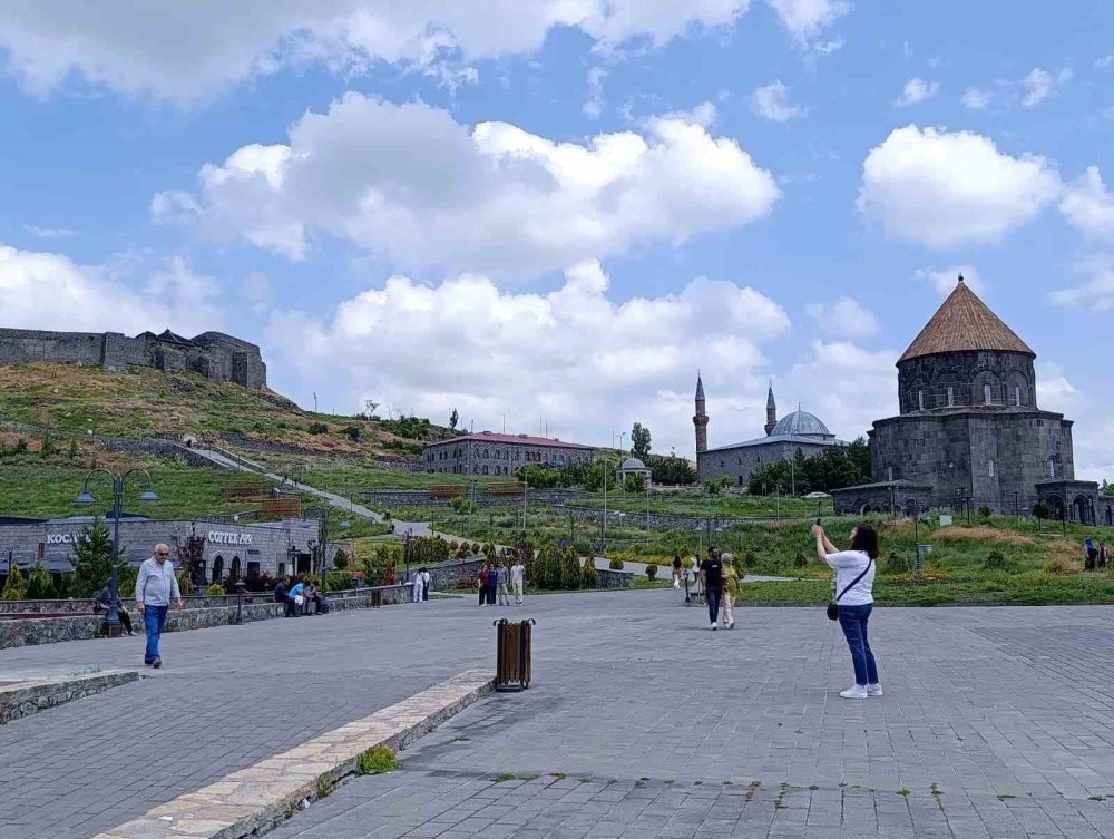 Kars’ta Günün Gündemi.. Dolu Hasarı, Turizm Hareketliliği ve İmece Öne Çıktı!