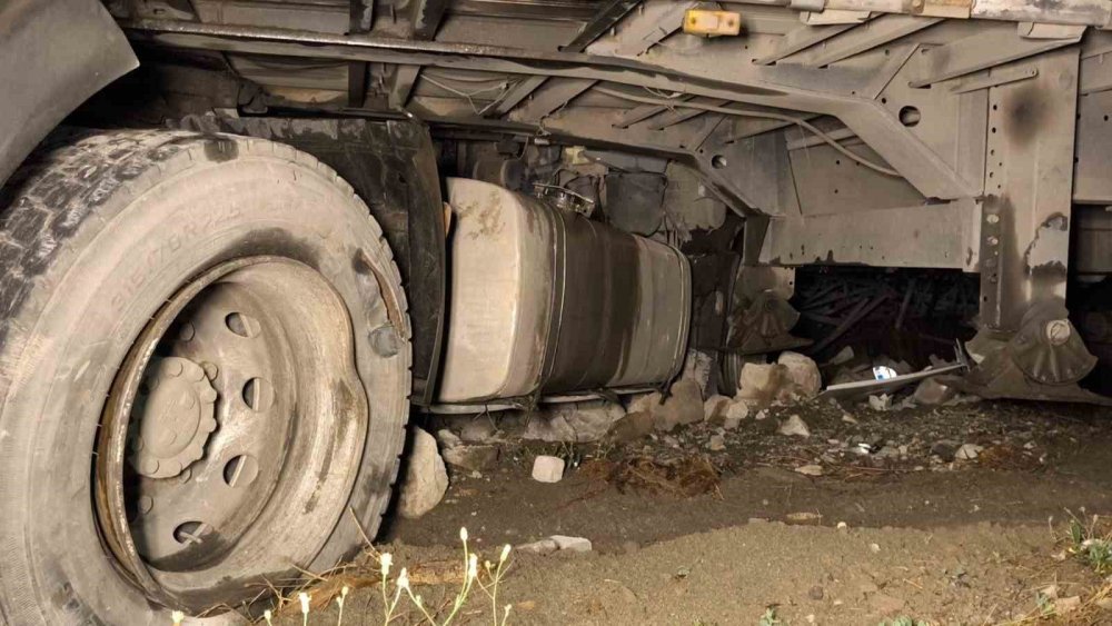 Erzurum’da Tır Refüjü Aşıp Direk Deposuna Daldı