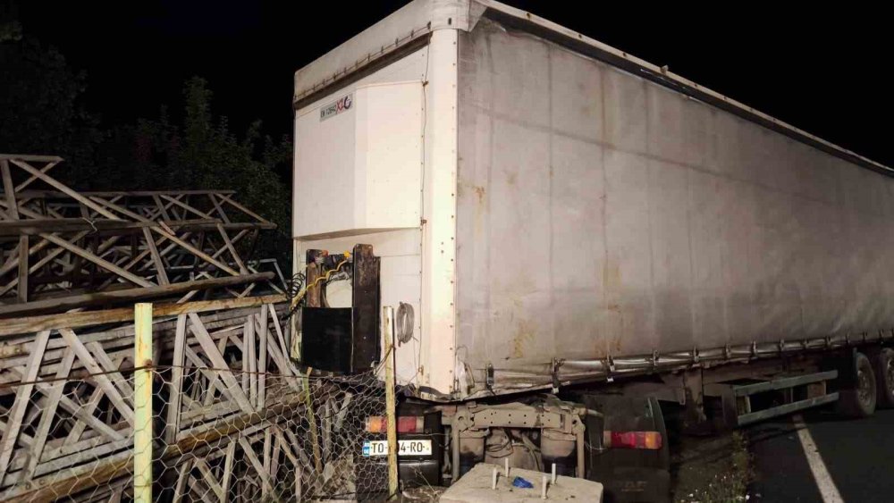 Erzurum’da Tır Refüjü Aşıp Direk Deposuna Daldı