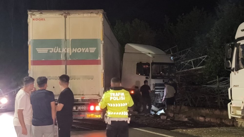 Erzurum’da Tır Refüjü Aşıp Direk Deposuna Daldı