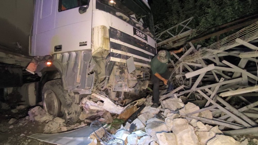 Erzurum’da Tır Refüjü Aşıp Direk Deposuna Daldı
