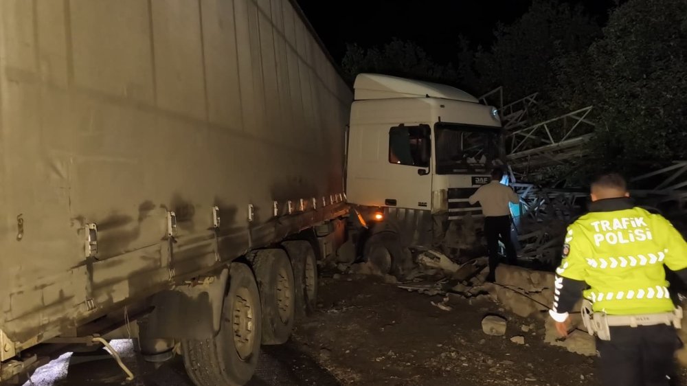 Erzurum’da Tır Refüjü Aşıp Direk Deposuna Daldı