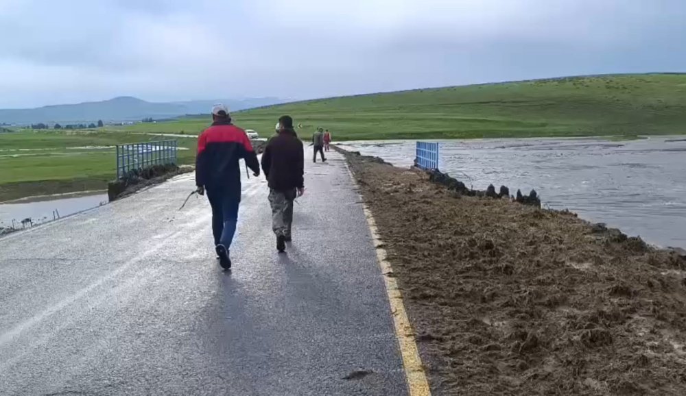 Kars’ta Sel Alarmı: Şiddetli Yağış Köy Yolunu Ulaşıma Kapattı
