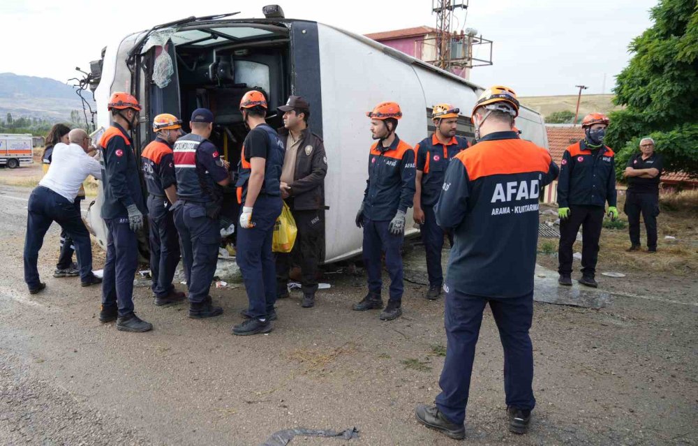 Kırıkkale’de Yolcu Otobüsü Devrildi.. 3’ü Ağır 41 Kişi Yaralandı!