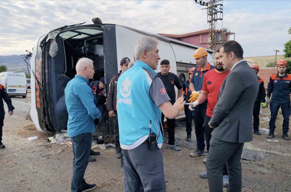 Kırıkkale’de Yolcu Otobüsü Devrildi.. 3’ü Ağır 41 Kişi Yaralandı!