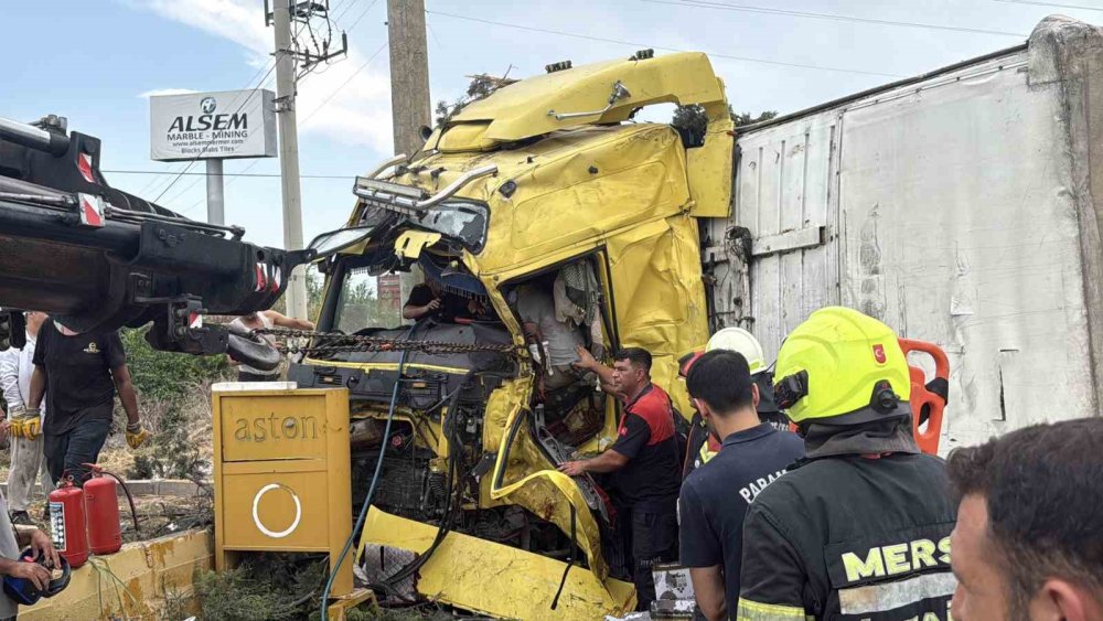 Mersin’de İki TIR Kafa Kafaya Çarpıştı: 1 Ölü, 2 Yaralı
