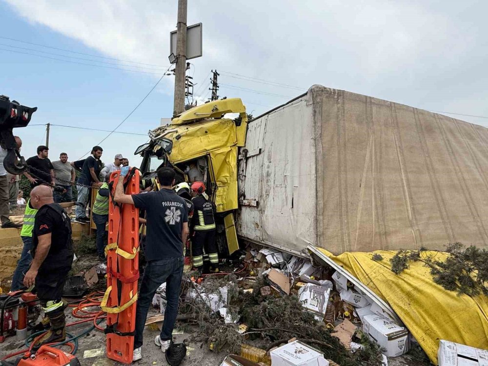 Mersin’de İki TIR Kafa Kafaya Çarpıştı: 1 Ölü, 2 Yaralı