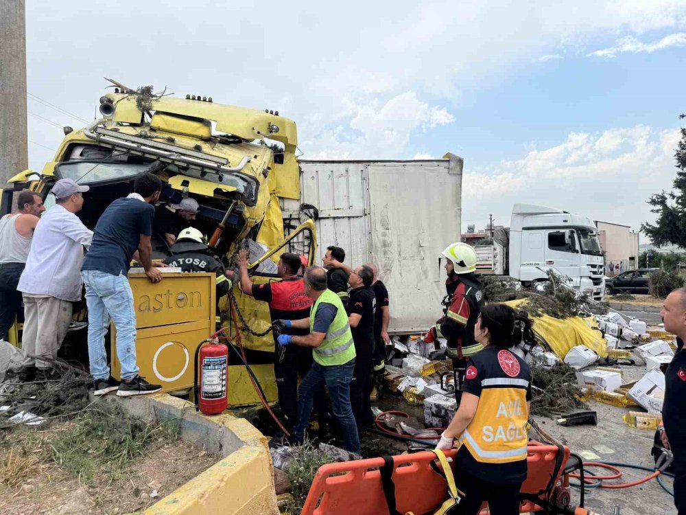 Mersin’de İki TIR Kafa Kafaya Çarpıştı: 1 Ölü, 2 Yaralı