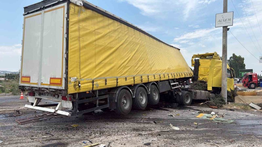 Mersin’de İki TIR Kafa Kafaya Çarpıştı: 1 Ölü, 2 Yaralı