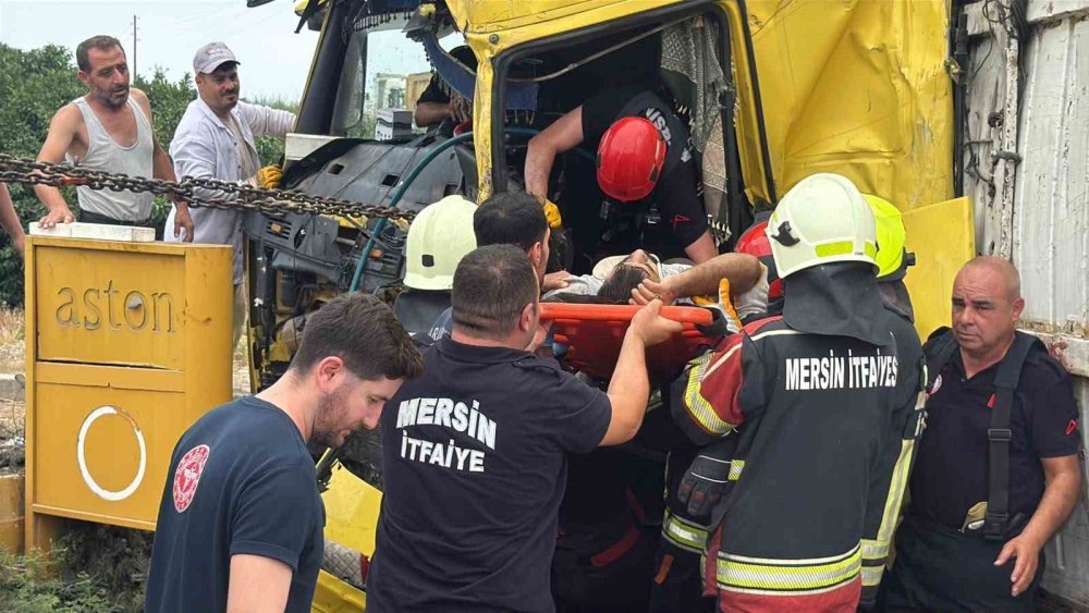 Mersin’de İki TIR Kafa Kafaya Çarpıştı: 1 Ölü, 2 Yaralı