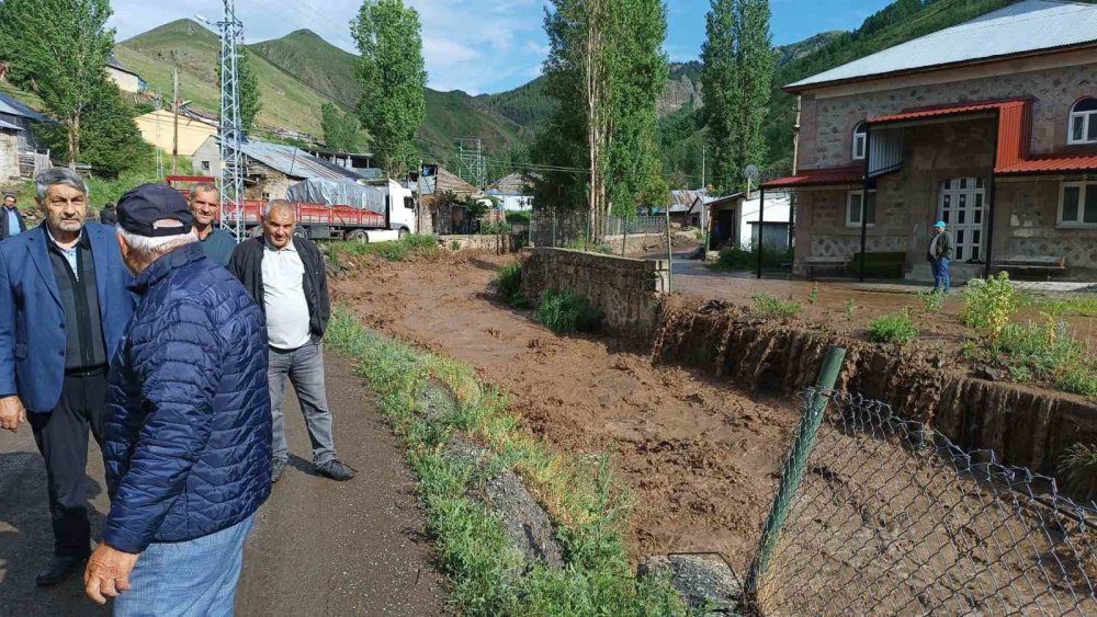 Oltu’da Sağanak Yağış Sele Dönüştü: Ev ve Bahçeleri Su Bastı