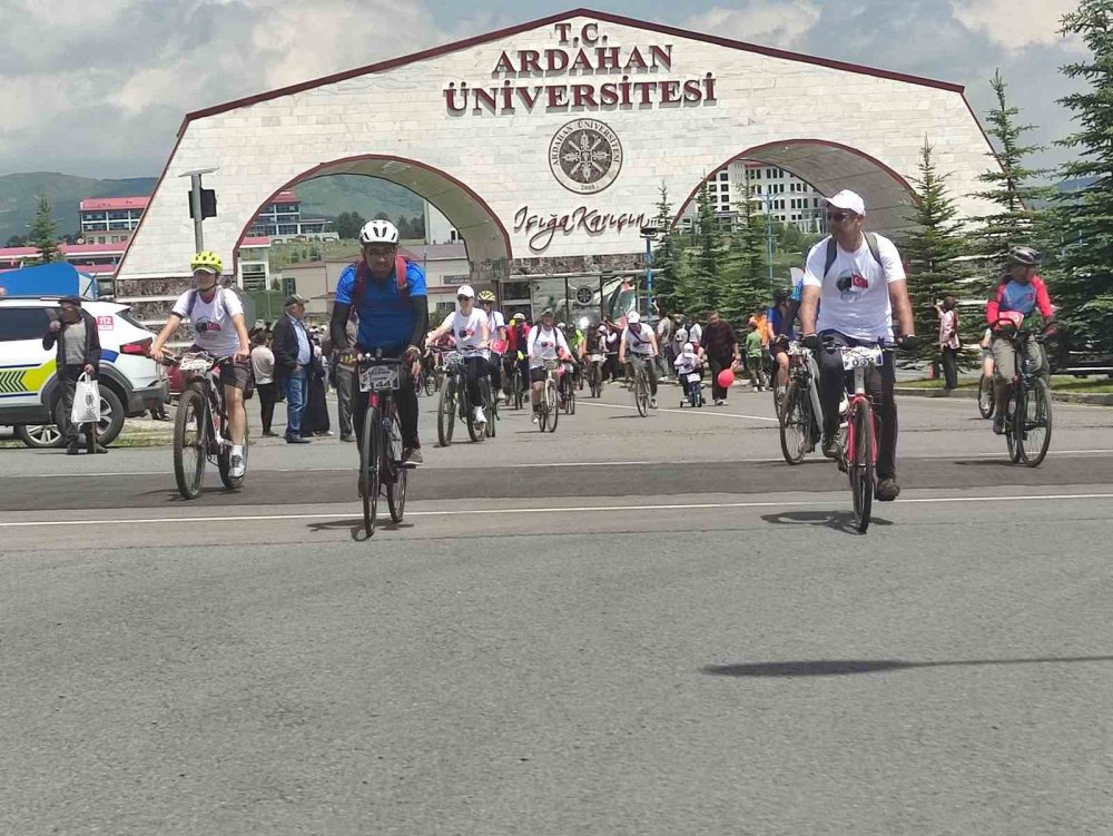Ardahan'da Bisiklet Festivali Başladı.. Yüzlerce Sporcu Pedalları Doğaya Çevirdi!
