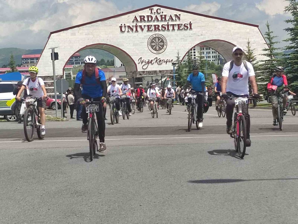 Ardahan'da Bisiklet Festivali Başladı.. Yüzlerce Sporcu Pedalları Doğaya Çevirdi!
