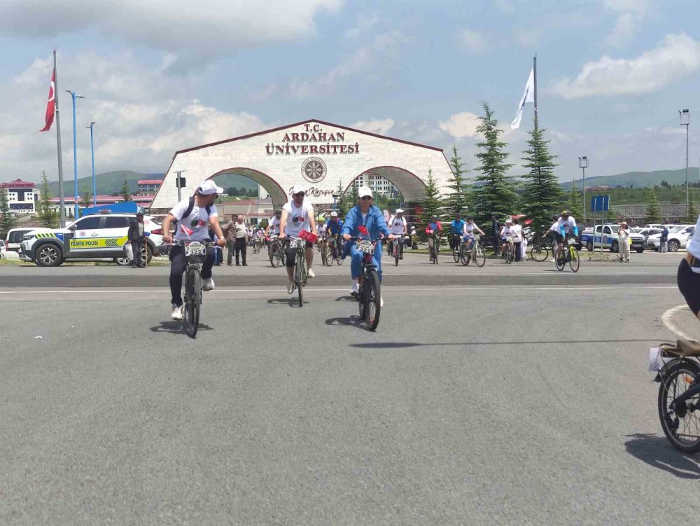 Ardahan'da Bisiklet Festivali Başladı.. Yüzlerce Sporcu Pedalları Doğaya Çevirdi!