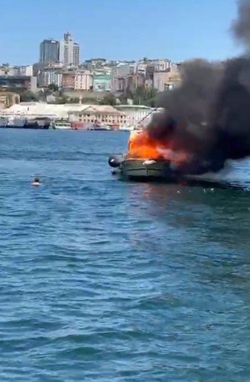 Balat Sahilinde Tekne Alev Alev Yandı: Denize Atlayarak Kurtuldular