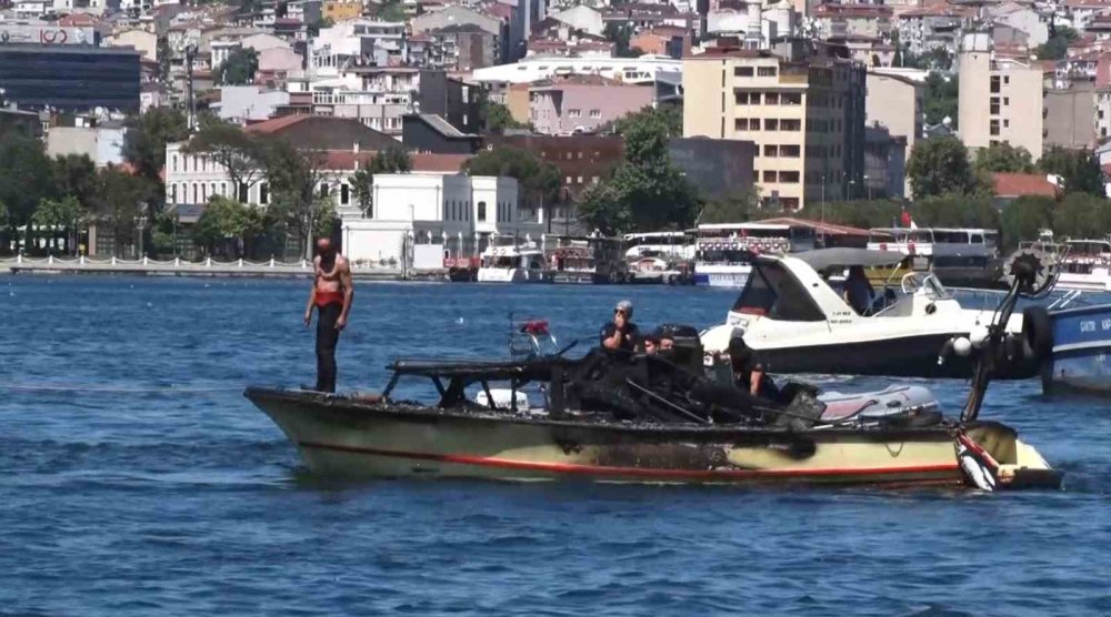 Balat Sahilinde Tekne Alev Alev Yandı: Denize Atlayarak Kurtuldular