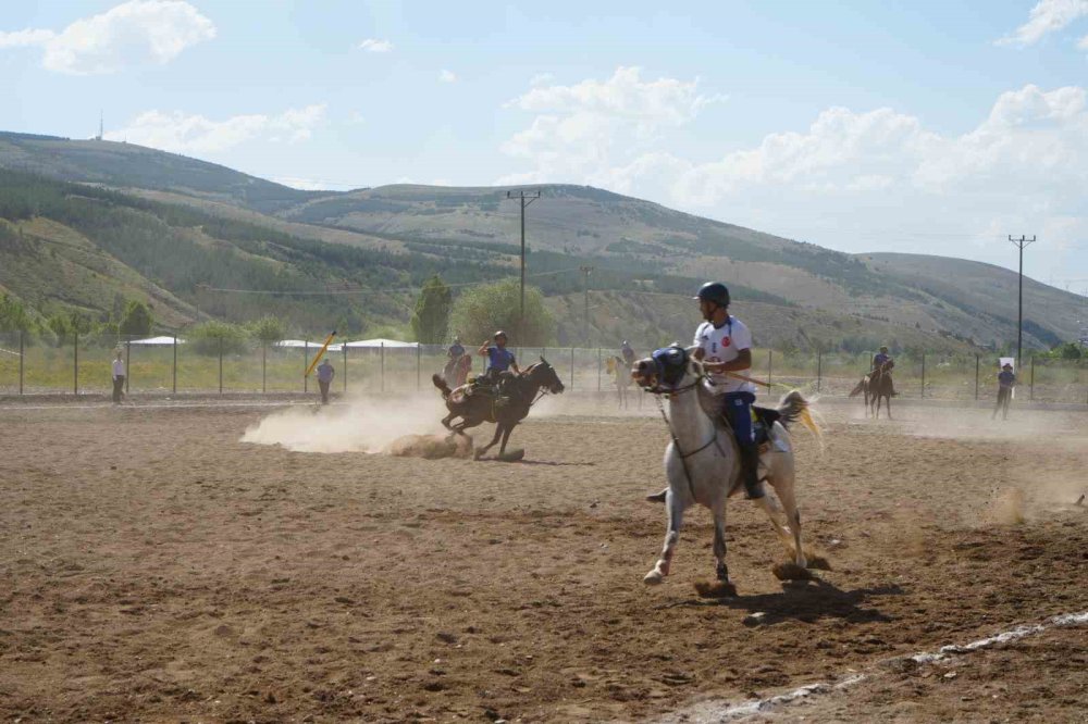 Bayburt'ta Cirit Şampiyonu 21 Şubat Atlı Spor Kulübü Oldu.. Bir Üst Lige Yükseldi!