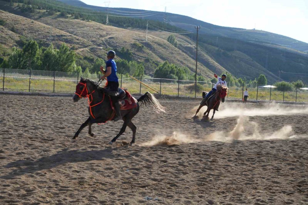 Bayburt'ta Cirit Şampiyonu 21 Şubat Atlı Spor Kulübü Oldu.. Bir Üst Lige Yükseldi!