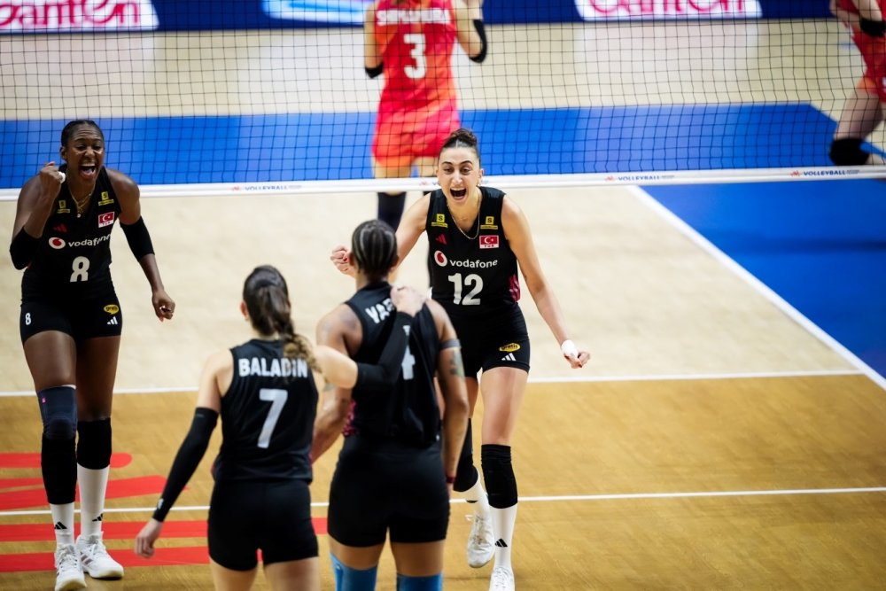 Filenin Sultanları'ndan Bir Başarı Daha.. Üst Üste 8'inci Kez VNL Finallerinde!