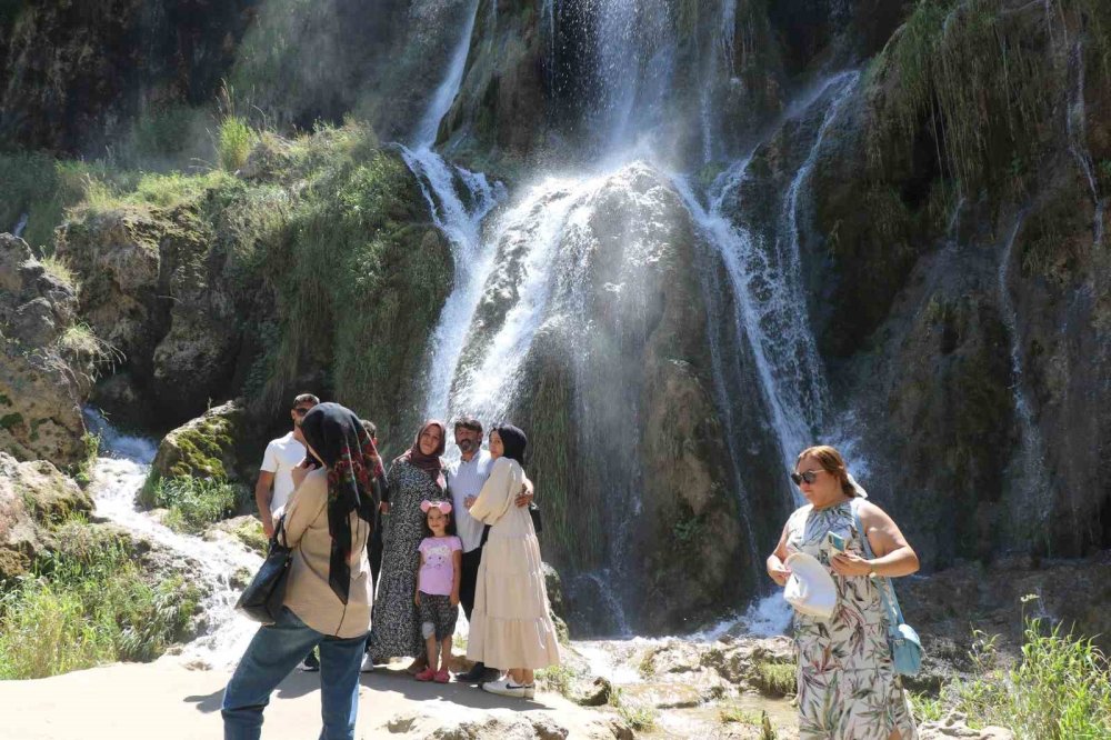 40 Metreden Dökülen Buz Gibi Sular Sıcaktan Bunalanları Ağırlıyor