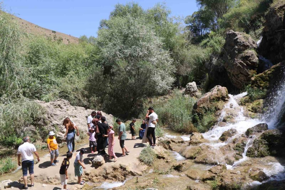 40 Metreden Dökülen Buz Gibi Sular Sıcaktan Bunalanları Ağırlıyor