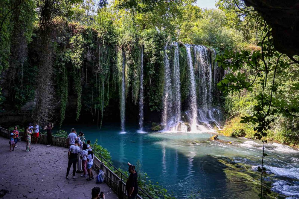 Düden Şelalesi Sıcak Antalya Günlerinde Serin Mola Mekanı Oldu