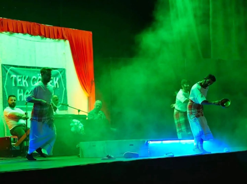Erzurum Şehir Tiyatrosu, “Hançer Havası” ile Akçaabat’ta Sahne Aldı!