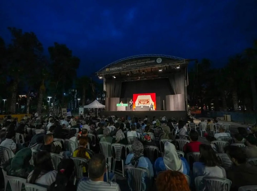 Erzurum Şehir Tiyatrosu, “Hançer Havası” ile Akçaabat’ta Sahne Aldı!