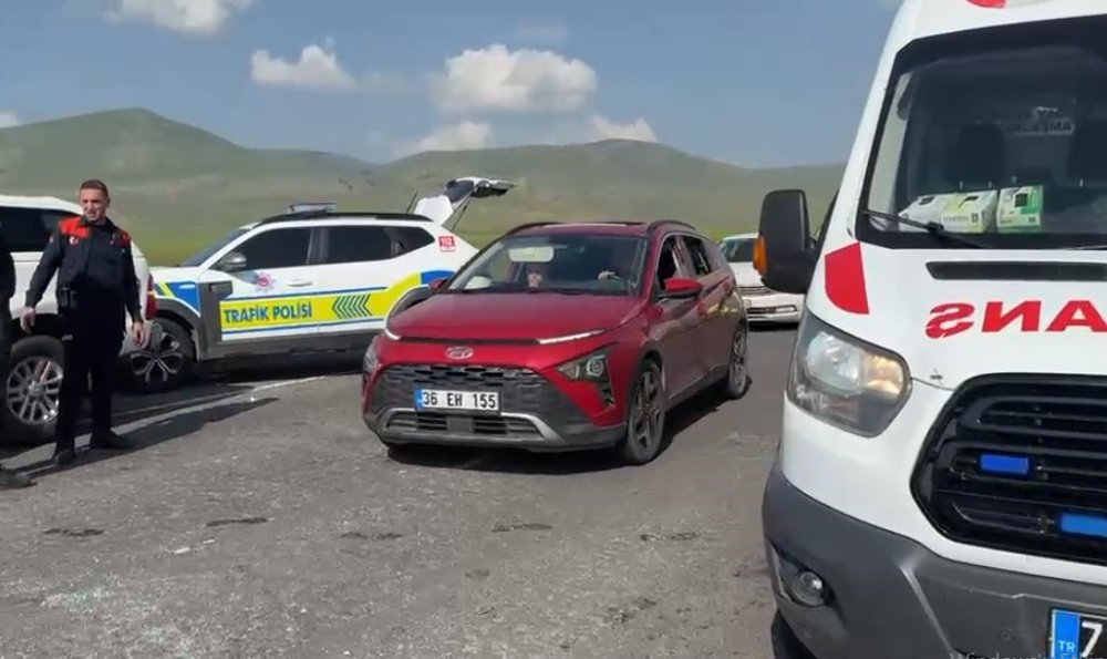 Ardahan-Artvin Kara Yolunda Kaza.. Panelvan ile Otomobil Çarpıştı, 7 Kişi Yaralandı!
