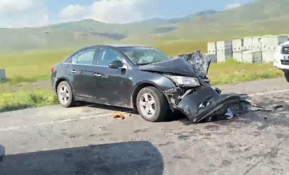 Ardahan-Artvin Kara Yolunda Kaza.. Panelvan ile Otomobil Çarpıştı, 7 Kişi Yaralandı!