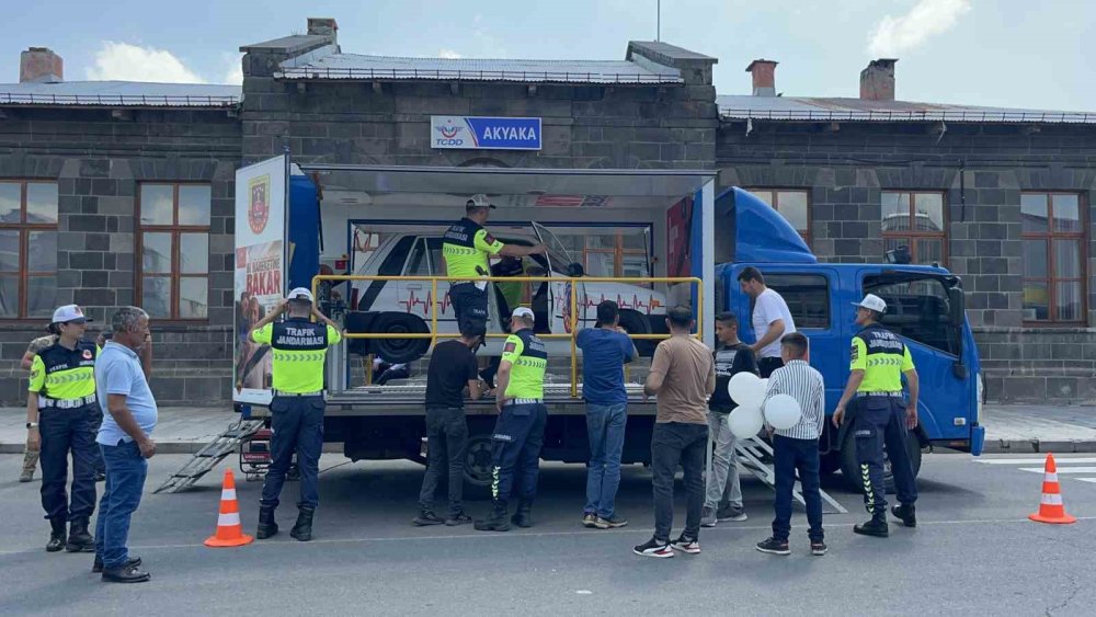 Akyaka'da Emniyet Kemeri Eğitimi.. Simülasyon Aracıyla Uygulamalı Deneyim!