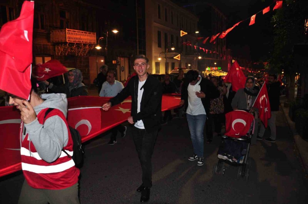 Karslılar 15 Temmuz’da Tek Yürek Oldu: Binlerce Vatandaş Meydanları Doldurdu, Birlik Ve Beraberlik Mesajı Verildi