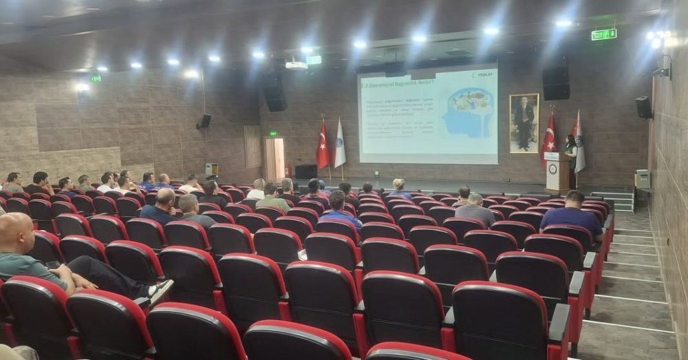 Yeşilay'dan Kars Emniyet Müdürlüğü Personeline Eğitim.. Kumar Bağımlılığına Dikkat Çekildi!