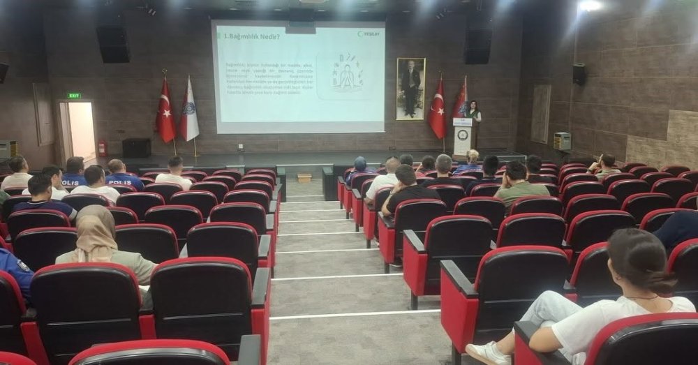 Yeşilay'dan Kars Emniyet Müdürlüğü Personeline Eğitim.. Kumar Bağımlılığına Dikkat Çekildi!